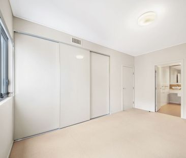 Spacious & Stylish Apartment In Convenient Location - Photo 3