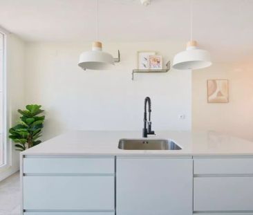 Room in a shared 10-bedroom apartment for rent in Lisbon - Foto 4