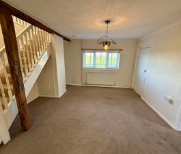 Monthly Rental Of £1,300 pcm excluding all Services and Council Tax - Photo 2