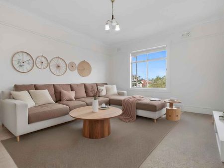 Oversized 1 Bedroom in Convenient Location - ENTRY VIA CABLES PLACE (Located behind Albion St) - Photo 3