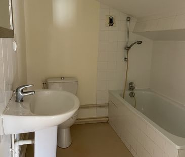 Location Appartement 2 pièces 55m² BEAUVOIR SUR NIORT 79360 - Photo 1