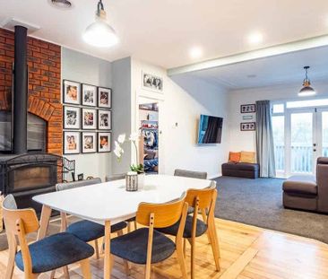Beautiful & Sunny 4-Bedroom Family Home - Photo 4