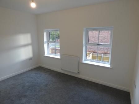 2 bedroom semi-detached house to rent - Photo 4