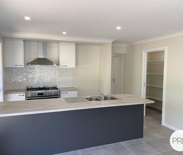 RIVERSIDE ESTATE FAMILY HOME! - Photo 1