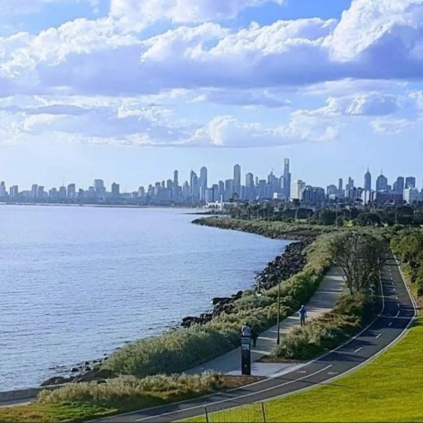 'ORAMA' – LARGE BEACHFRONT * BAY VIEWS * LOCK UP GARAGE! - Photo 1