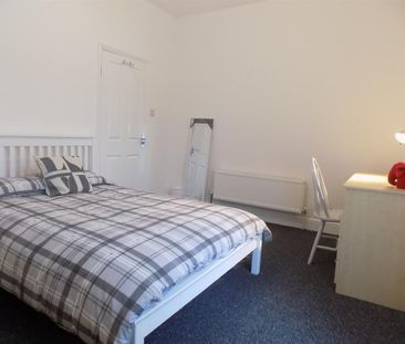 3 bedroom Flat To Let - Photo 4