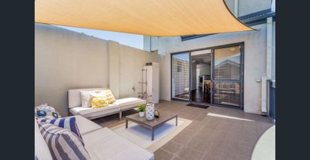 Stunning, Spacious, Light, Bright Townhouse in Centre of Exciting Leederville - Photo 2