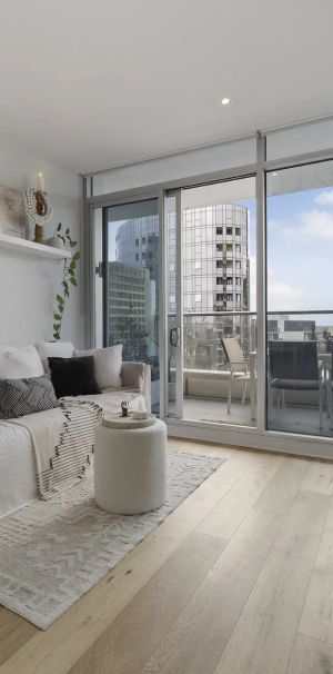 Sunlit apartment in the Exclusive Seven Yarra - Photo 1