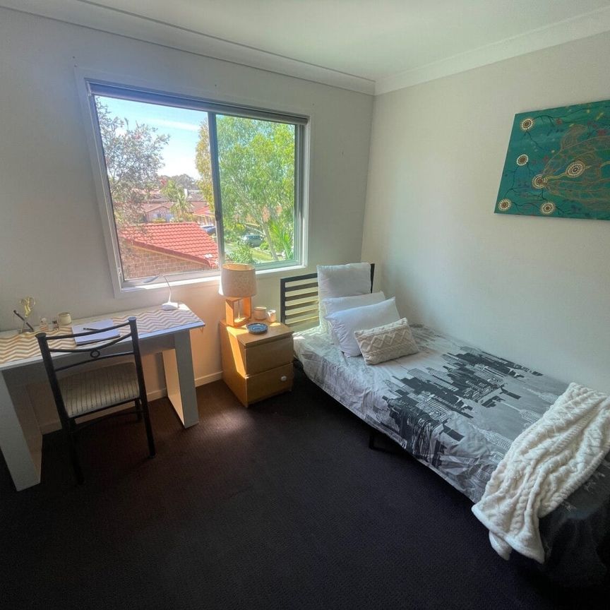 Modern Furnished Room with Private Bathroom, Move in Ready, Ideal for Student - Photo 1