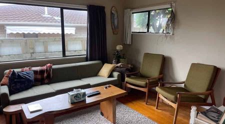 Perfect for families or professionals seeking a comfortable and stylish living space. - Photo 2