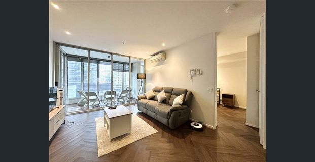 FURNISHED FLOORBOARD TWO BEDROOM APARTMENT WITH SEPERATED STUDY AND CARPARK LOCATED IN VILLAGE DOCKLANDS - DOCKLANDS!!! - Photo 1