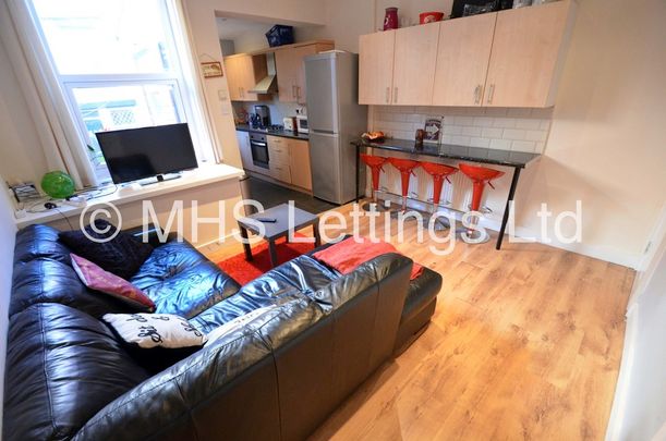 6 Bedroom Mid Terraced House for rent in Hartley Grove - Photo 1