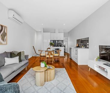 Spacious Two-Bedroom Design with Private Bathrooms - Photo 5