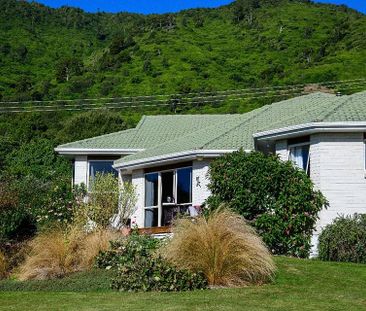 Sunshine and spacious with large garden - Photo 1