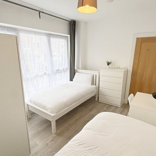 Bed for rent in shared male Twin 4-bedroom apartment - Photo 2