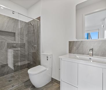 Bright, Spacious, & Beautifully Presented - Photo 6