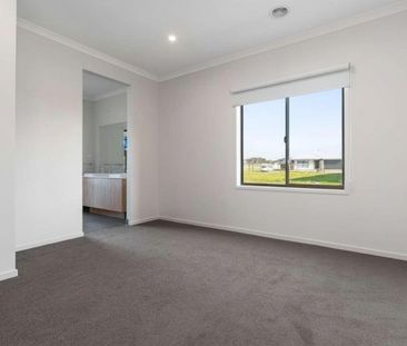 Spacious Family Living with Multiple Living Zones - Photo 2