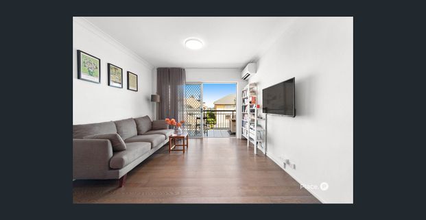 New Farm Apartment with Rear Street Entry & Lock-Up Garage! - Photo 1