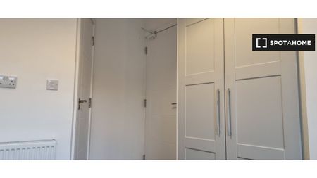 Room for rent in 7-bedroom apartment in Dublin - Photo 3