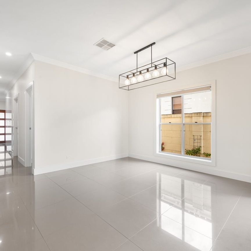 Modern townhouse close to the city centre - Photo 1