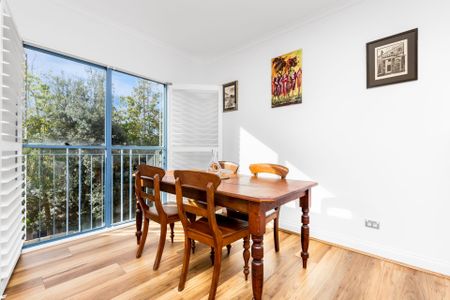 Premium Stylish Apartment with a Short Walk to North Sydney CBD - Photo 3
