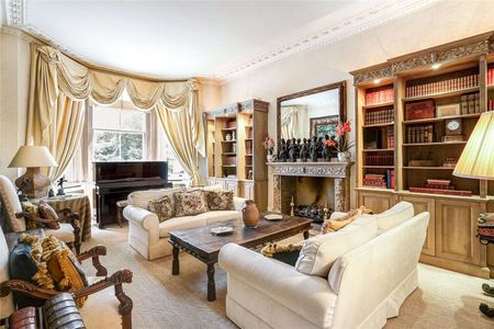 Beautifully presented and elegantly furnished apartment over three floors in this prestigious garden square with own entrance, high ceilings throughout and access to communal gardens. - Photo 4