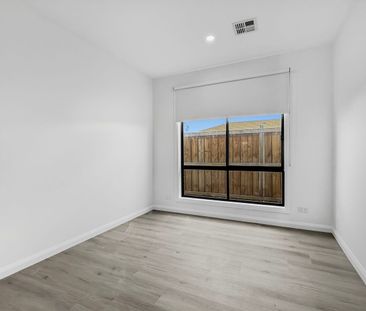 Modern Family Home in Wollert - Photo 3