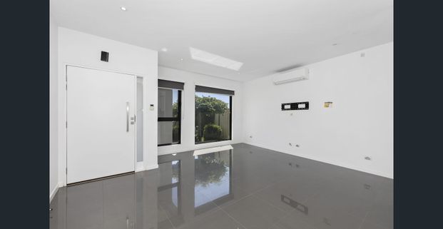 Luxurious 3 Bedroom townhouse with swimming pool - Photo 1