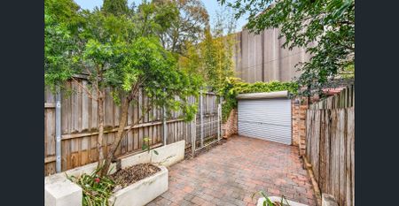 Neat two-bedroom terrace with study - Photo 4