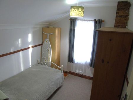 3 bedroom semi-detached house to rent - Photo 5