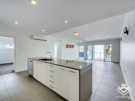 Furnished Spacious unit with park & city view - Photo 5