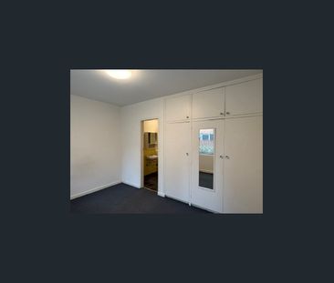 SPACIOUS ONE BEDROOM GROUND FLOOR APARTMENT - Photo 3