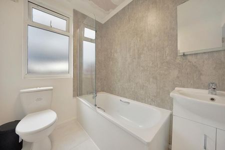 3 Bedroom, 2 bath, 1 reception Flat - Photo 5