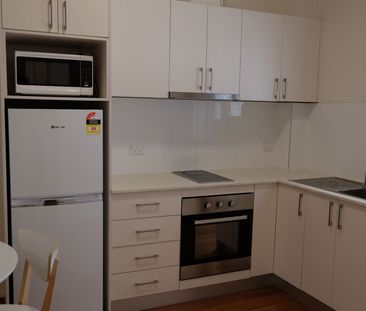 Modern Furnished Studio with Private Courtyard - Prime Location - Photo 2