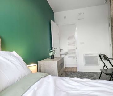 Beautifully Presented 6 bedroomed property Room 2 - Photo 5