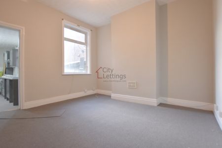 4 Bedroom Mid Terraced House - Photo 5