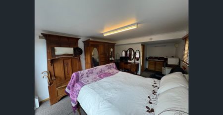 Bedsit Living with Space & Convenience - Photo 2