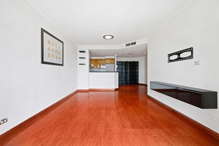 Spacious Two Bedroom Executive Style Apartment - Photo 3