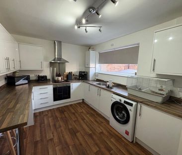 3 bed Town House - To Let - Photo 5