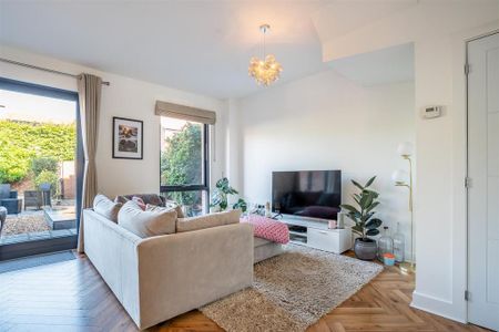 3 bedroom end of terrace house to rent - Photo 2