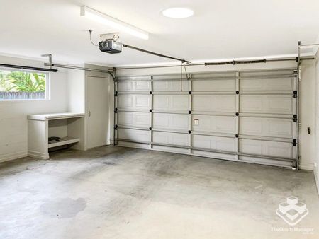 Modern 3-Bedroom Townhouse in Prime Indooroopilly Location - Photo 4