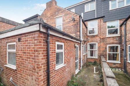 5 bedroom mid-terrace to rent Kimbolton Avenue, NG7 - Photo 3