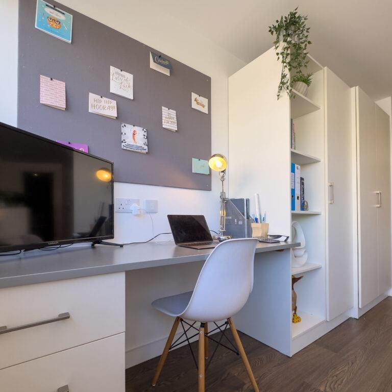 Armada House, Spacious Studio, Plymouth - Photo 1