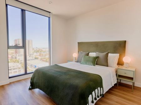 One Bedroom Apartment + Study Furnished - Photo 3