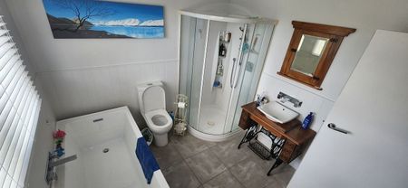 Gorgeous renovated rail cottage makes an easy home - Photo 5