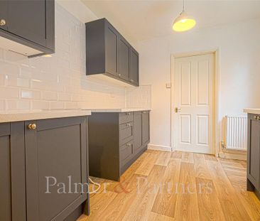 3 bedroom terraced house to rent - Photo 4