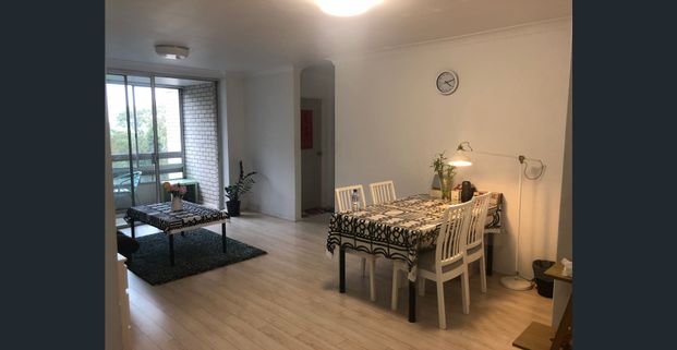 Look no further !!! Excellent location, very convenient, next to westfield shopping centre!!! - Photo 1