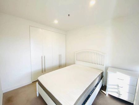 Fully Furnished Natural Light Filled luxury One Bedroom Apartment - Photo 4