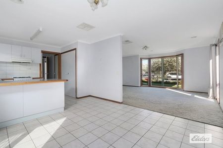 Charming 3-Bedroom Home in a Quiet, Family-Friendly Neighbourhood - Photo 4