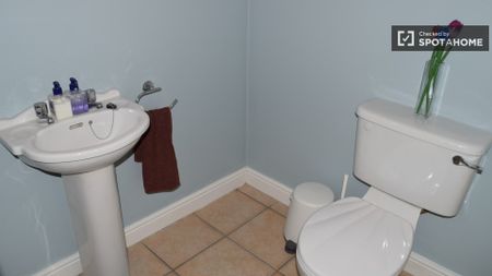 Interior room in shared apartment in Blanchardstown, Dublin - Photo 2